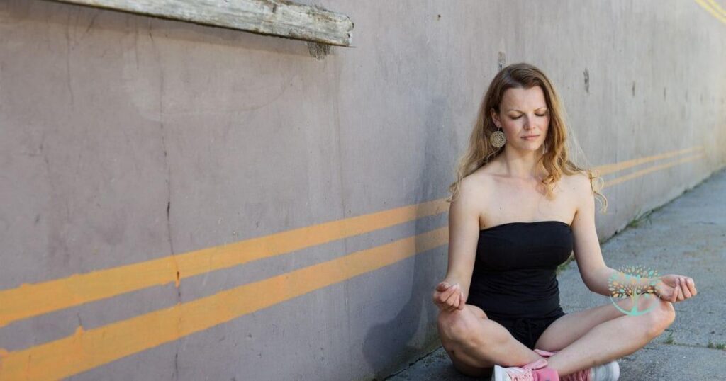 Mulher meditando